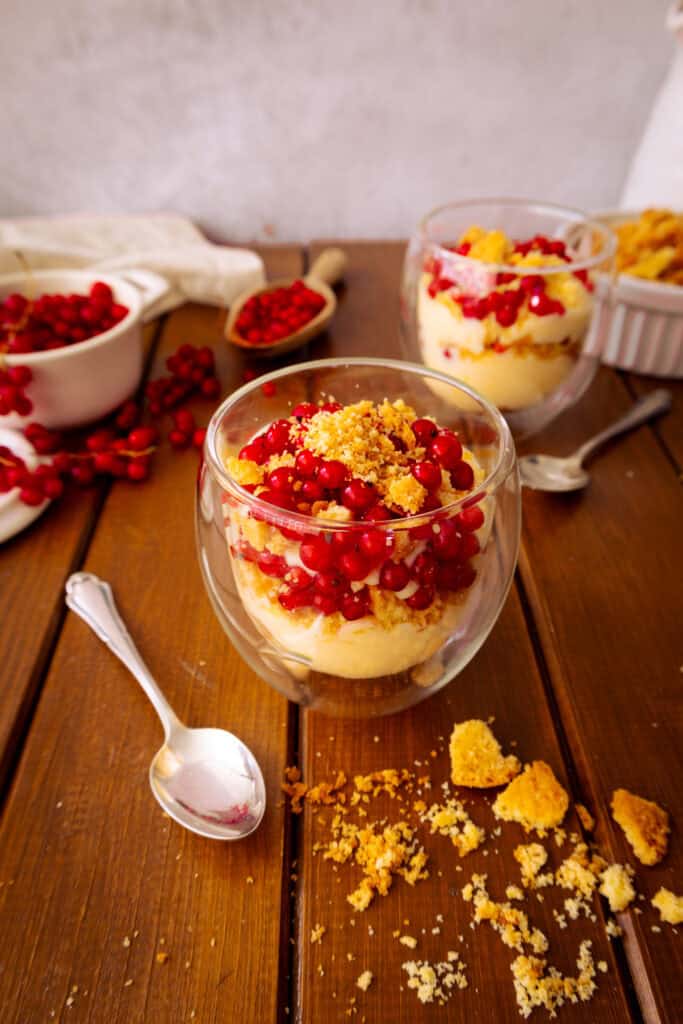 Johannisbeeren-Zitronen-Dessert im Glas