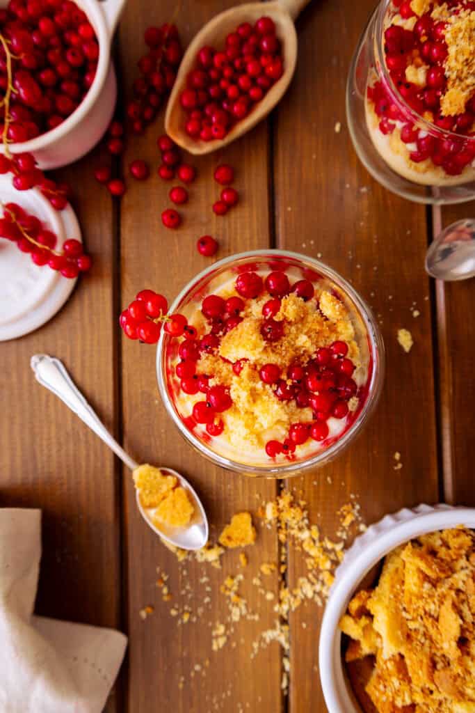 Johannisbeeren-Zitronen-Dessert im Glas