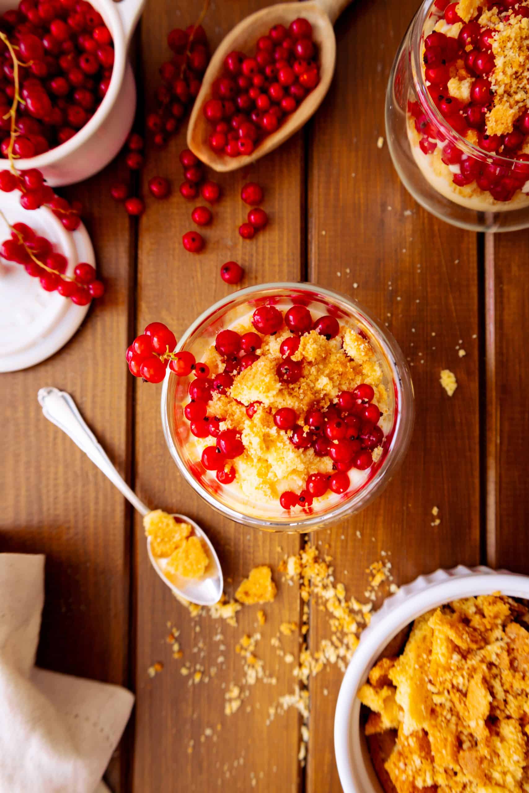 Johannisbeeren-Zitronen-Dessert im Glas