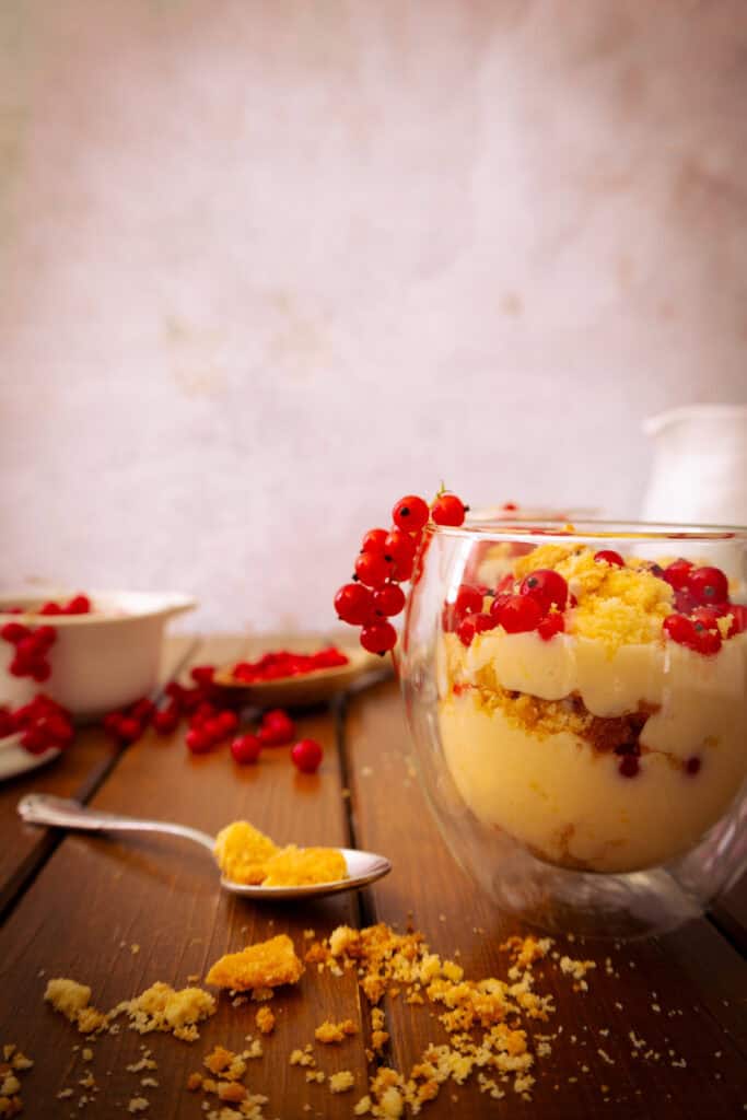 Johannisbeeren-Zitronen-Dessert im Glas
