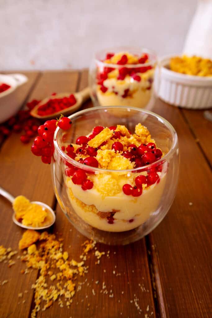 Johannisbeeren-Zitronen-Dessert im Glas
