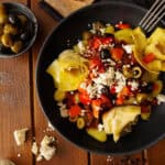 Gnocchi mit Oliven, Artischocken und Gemüse mit Tomatensoße