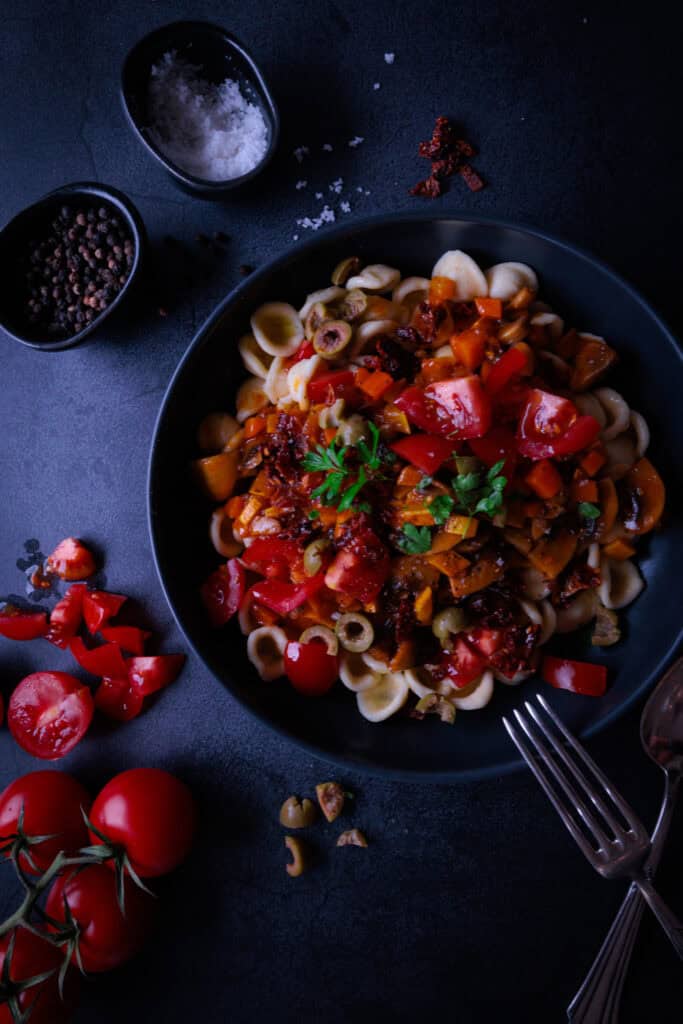 Vegetarische Pasta mit Zucchini, Tomaten, Pilzen, Oliven, Karotten und Knoblauch