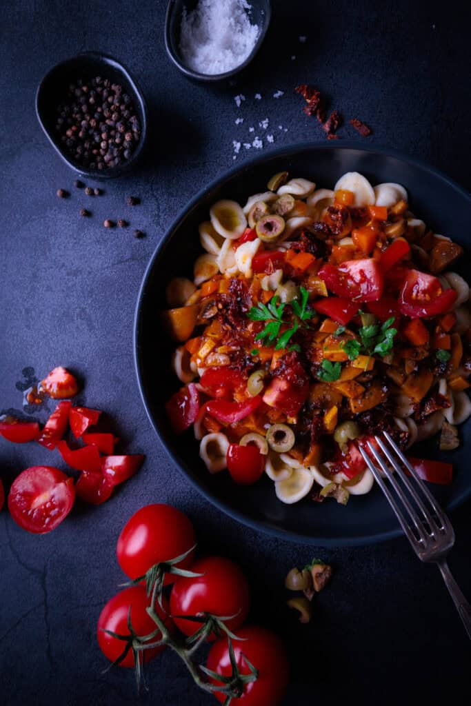 Vegetarische Pasta mit Zucchini, Tomaten, Pilzen, Oliven, Karotten und Knoblauch