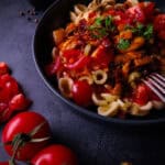 Vegetarische Pasta mit Zucchini, Tomaten, Pilzen, Oliven, Karotten und Knoblauch