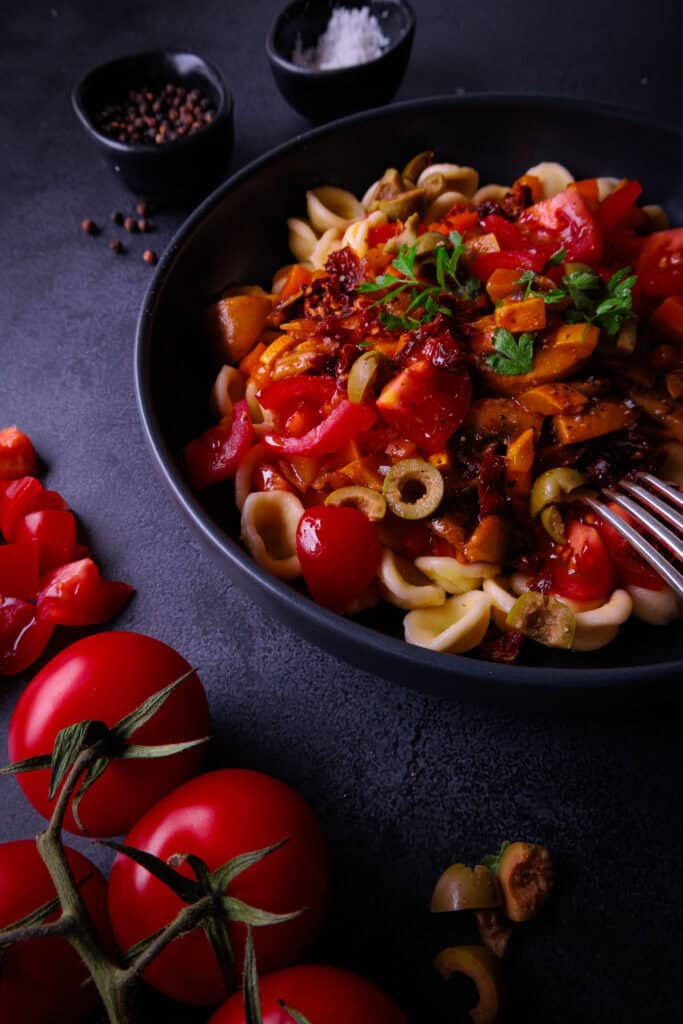 Vegetarische Pasta mit Zucchini, Tomaten, Pilzen, Oliven, Karotten und Knoblauch