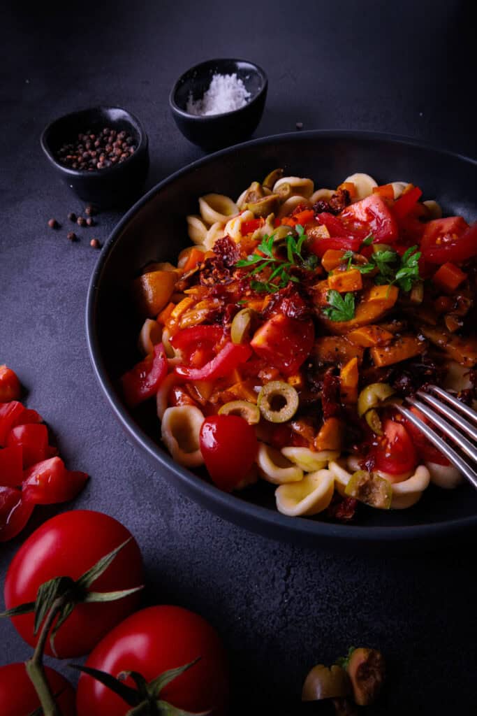 Vegetarische Pasta mit Zucchini, Tomaten, Pilzen, Oliven, Karotten und Knoblauch