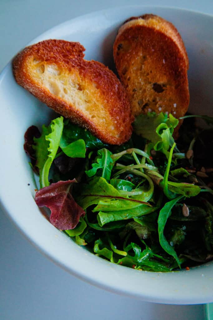 Frischer Wildkräutersalat mit Honig-Senf-Dressing