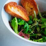 Frischer Wildkräutersalat mit Honig-Senf-Dressing
