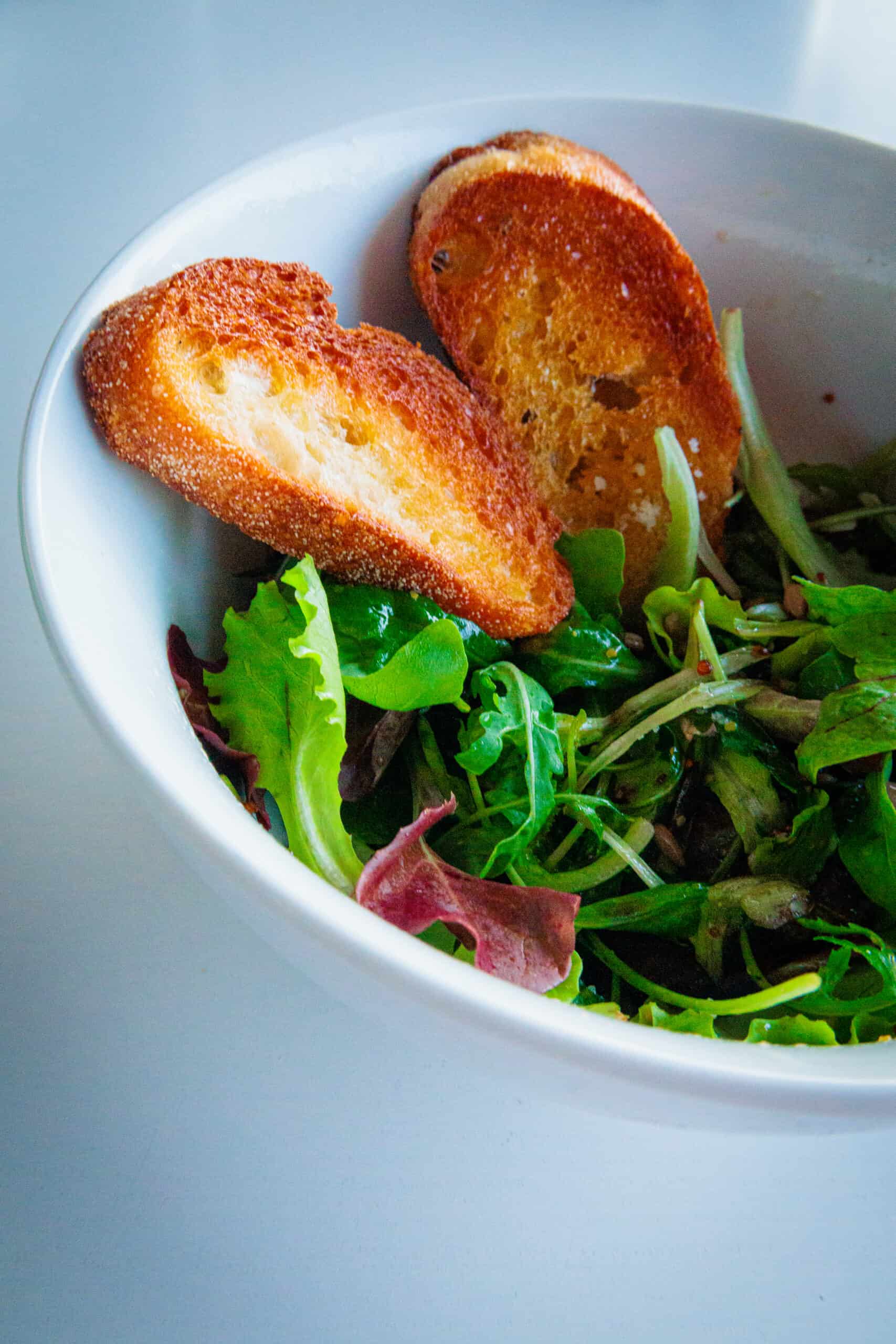 Frischer Wildkräutersalat mit Honig-Senf-Dressing