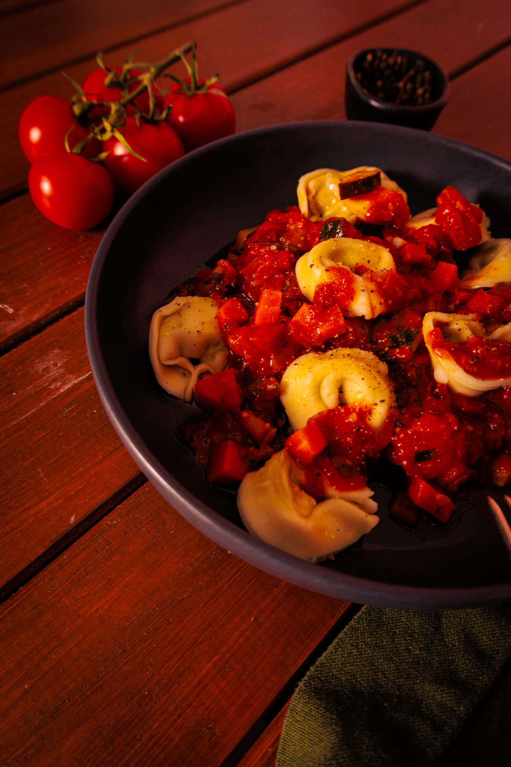 Tortellini mit Tomatensauce und Gemüse (vegetarisch)