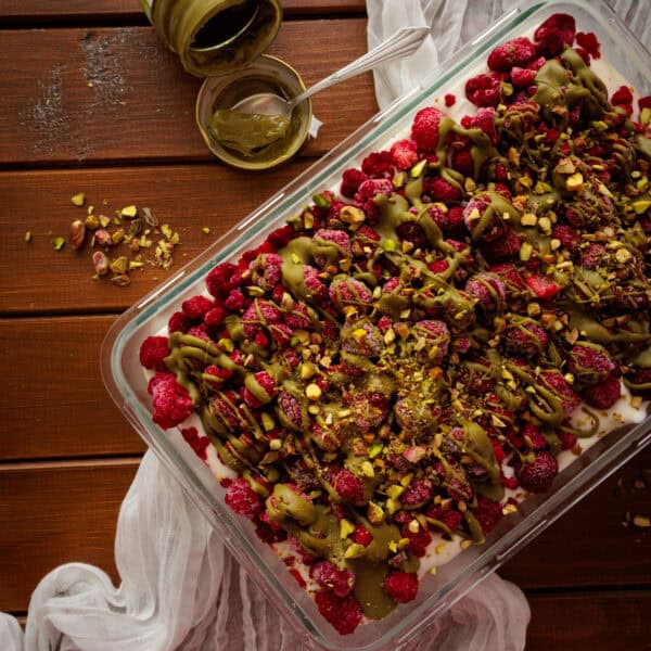Windbeutel-Himbeer-Dessert mit Pistazie