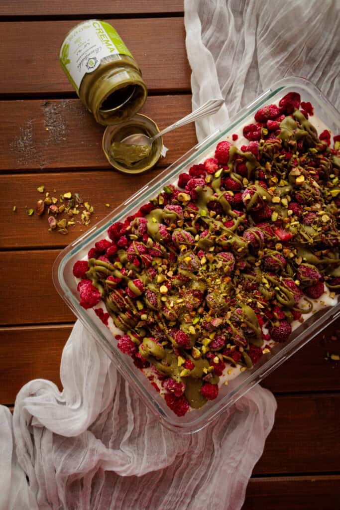 Windbeutel-Himbeer-Dessert mit Pistazie