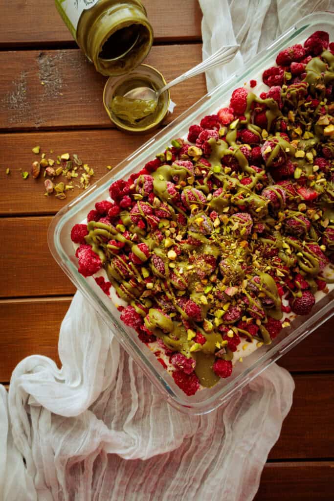 Windbeutel-Himbeer-Dessert mit Pistazie