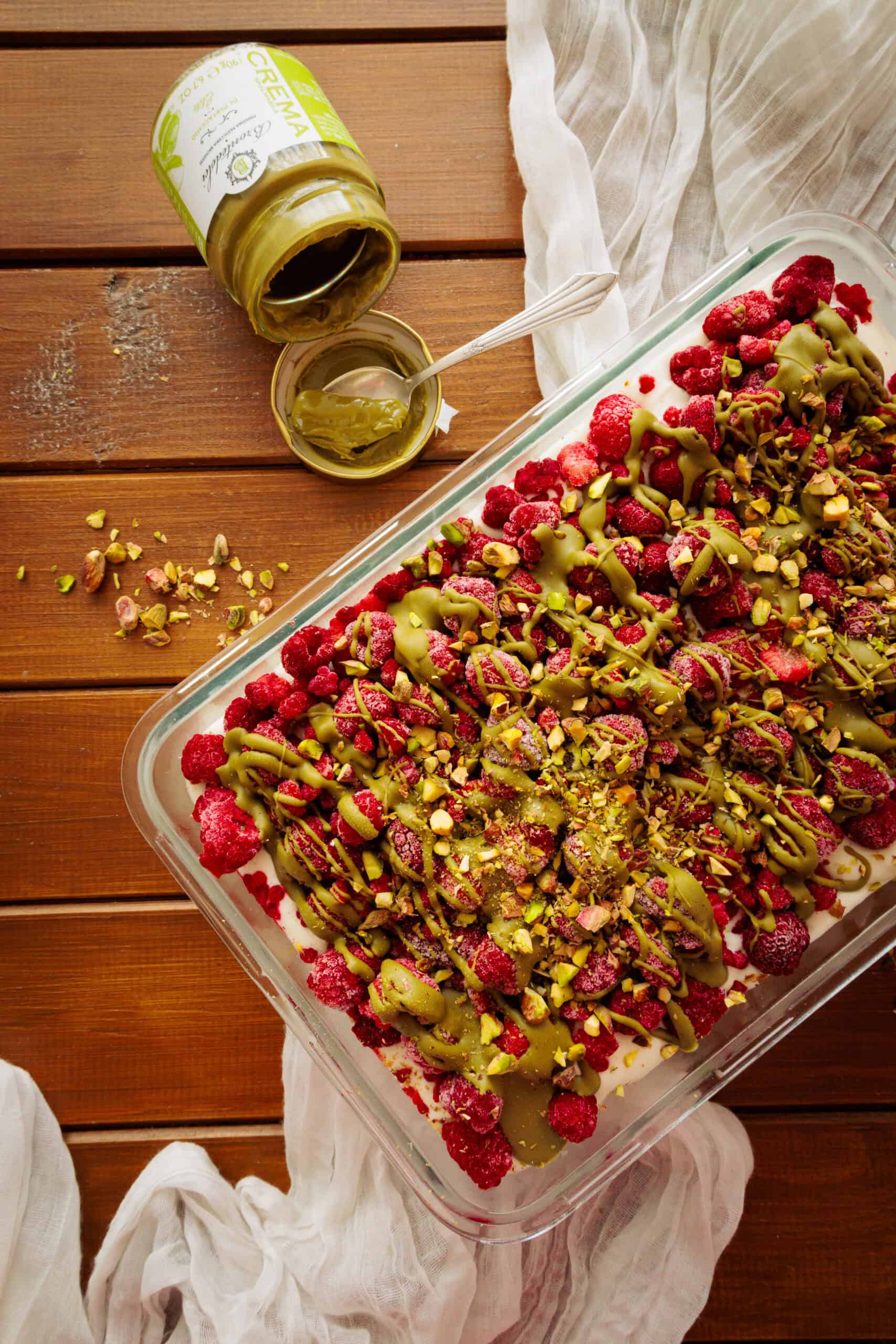 Windbeutel-Himbeer-Dessert mit Pistazie