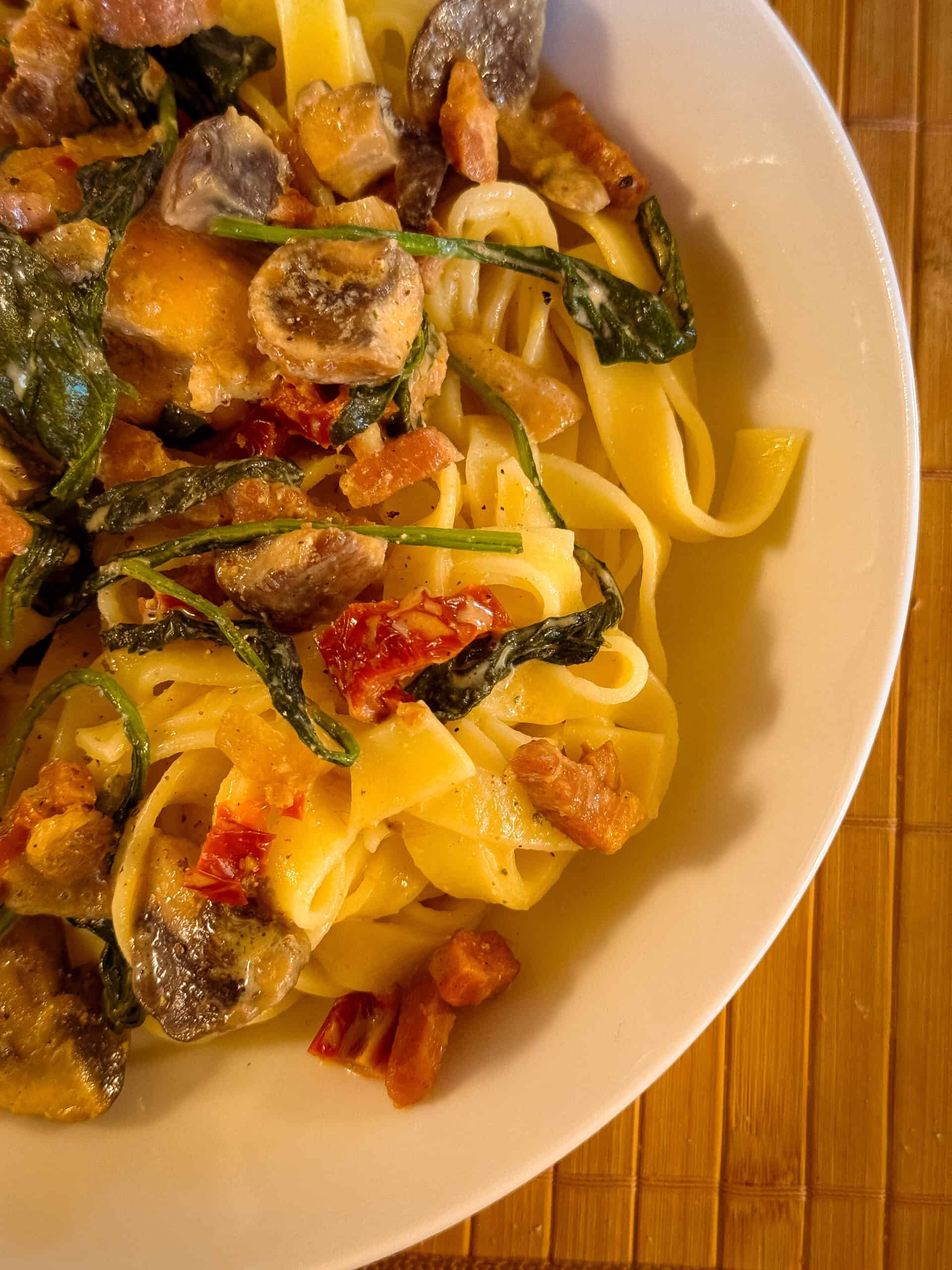 Mehr über den Artikel erfahren Pasta mit Hähnchenbrustfilet getrockneten Tomaten Pilzen und Blattspinat