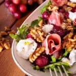 Gebackene Trauben mit Burrata, Paramaschinken und Walnüssen