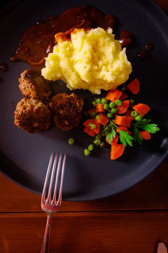 Minifrikadellen mit Kartoffelpüree Zwiebelsoße & Karotten-Erbsen-Gemüse