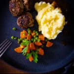Minifrikadellen mit Kartoffelpüree Zwiebelsoße & Karotten-Erbsen-Gemüse