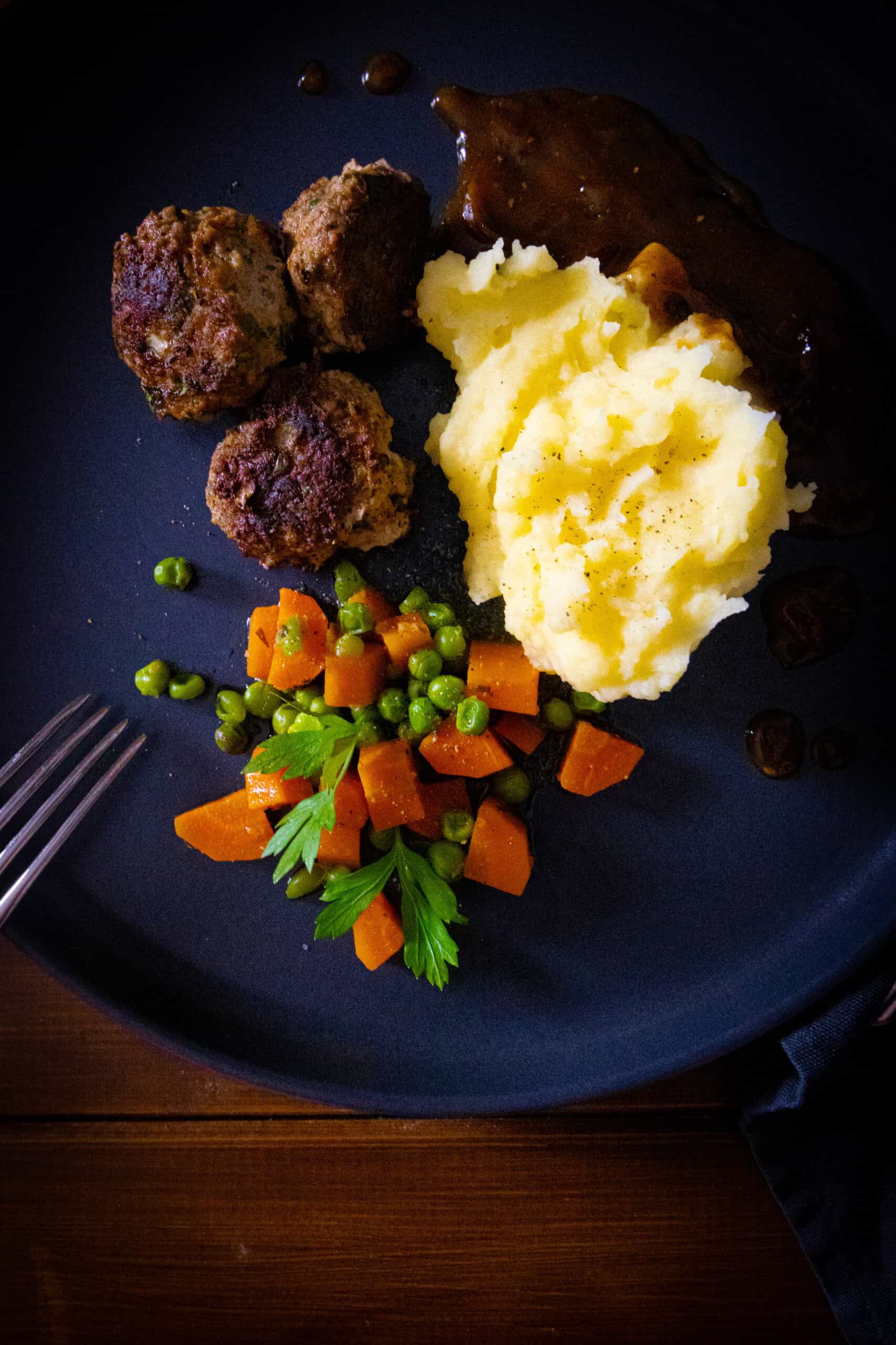 Minifrikadellen mit Kartoffelpüree Zwiebelsoße & Karotten-Erbsen-Gemüse