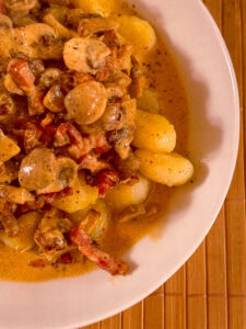 Mehr über den Artikel erfahren Gnocchi in Pilzrahmsoße