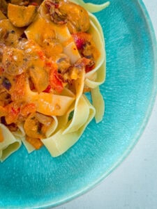 Mehr über den Artikel erfahren Pasta in Sahnesoße mit Tomaten und Pilzen