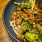 Hähnchen in Erdnusssauce mit Reisnudeln und Brokkoli