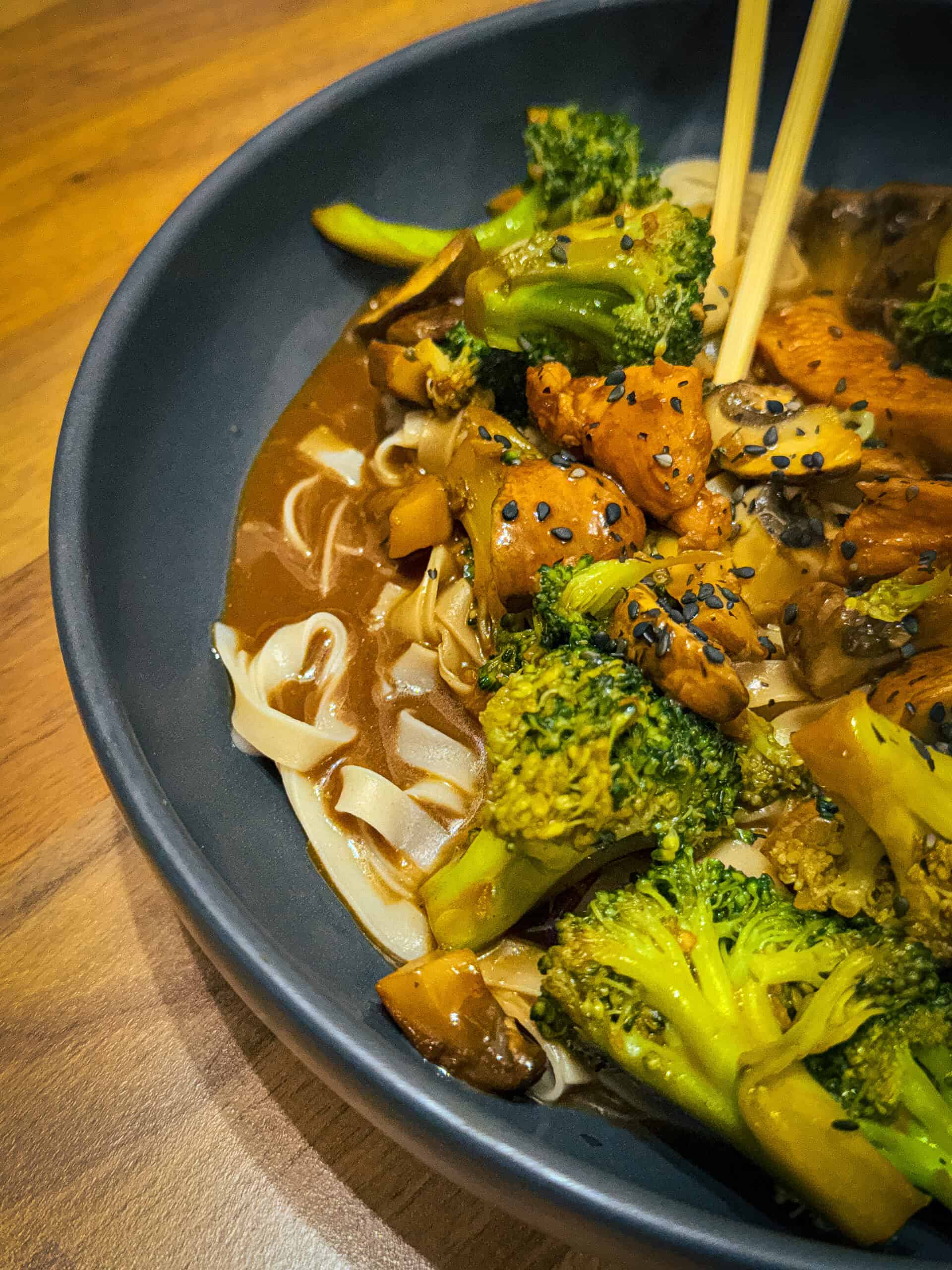 Hähnchen in Erdnusssauce mit Reisnudeln und Brokkoli