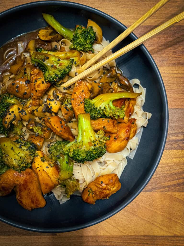 Hähnchen in Erdnusssauce mit Reisnudeln und Brokkoli