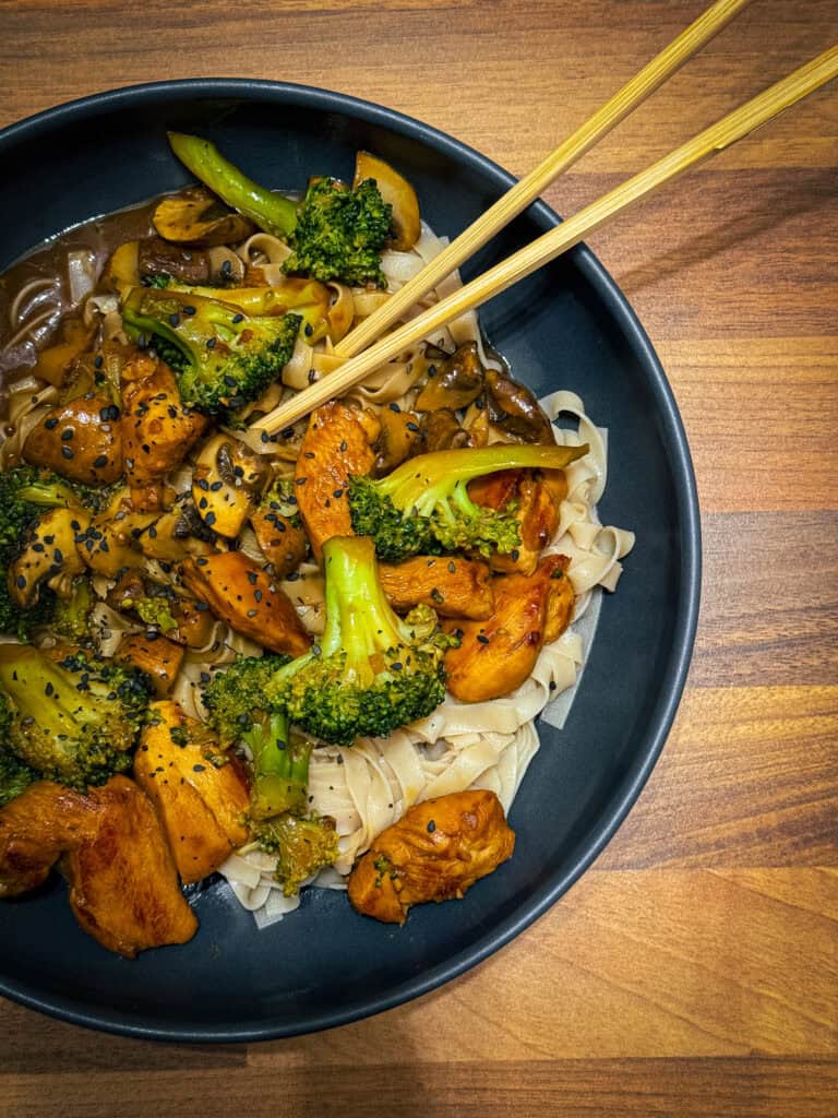 Hähnchen in Erdnusssauce mit Reisnudeln und Brokkoli
