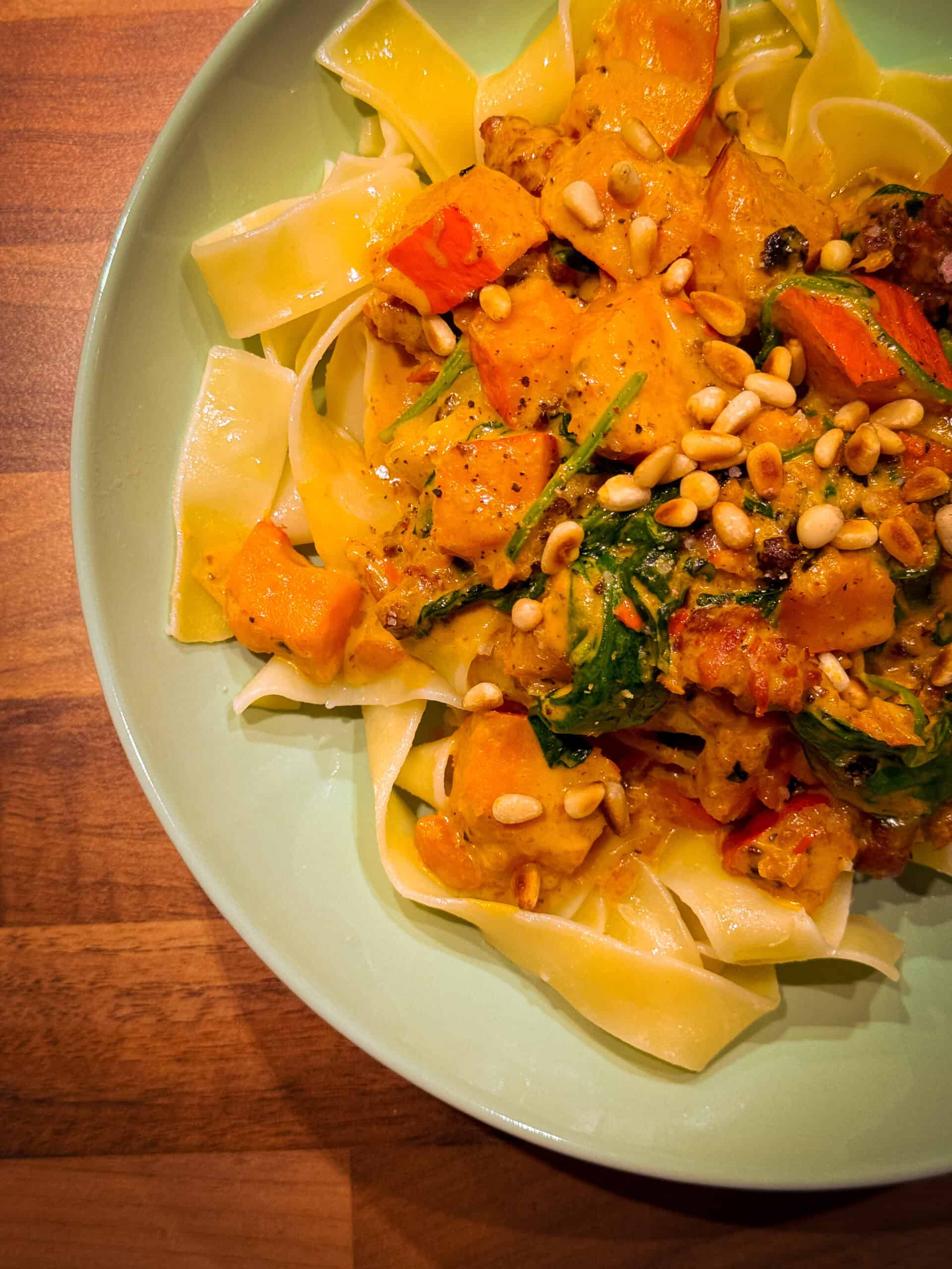 Tagliatelle mit Salsiccia und Blattspinat