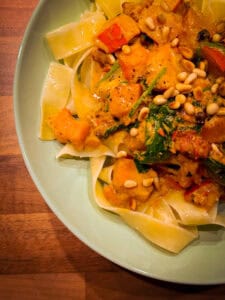 Mehr über den Artikel erfahren Tagliatelle mit Kürbis Salsiccia und Blattspinat