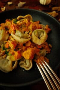 Mehr über den Artikel erfahren Tortellini in Kürbissauce