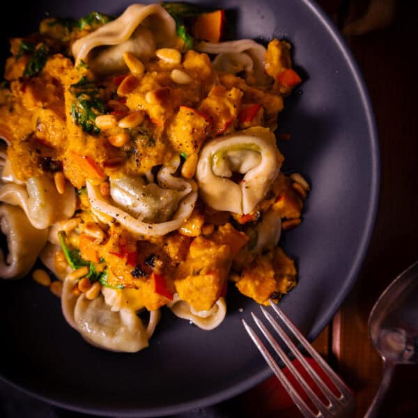 Tortellini in cremiger Kürbissoße