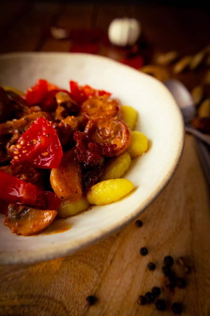 Gnocchis mit Salsiccia Sahnesoße frischen Tomaten & Pilzen