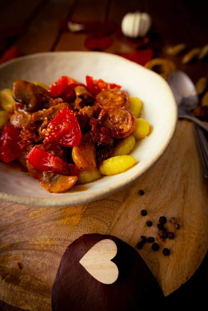 Gnocchis mit Salsiccia Sahnesoße frischen Tomaten & Pilzen