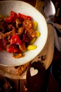 Mehr über den Artikel erfahren Gnocchis mit Salsiccia Sahnesoße frischen Tomaten und Pilzen