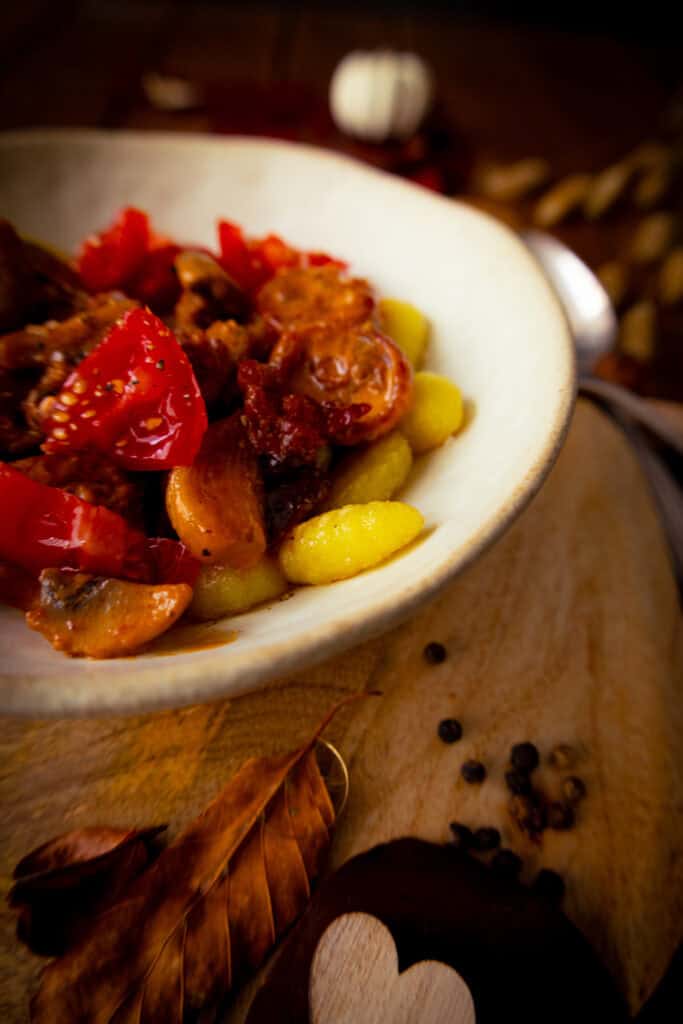 Gnocchis mit Salsiccia Sahnesoße frischen Tomaten & Pilzen