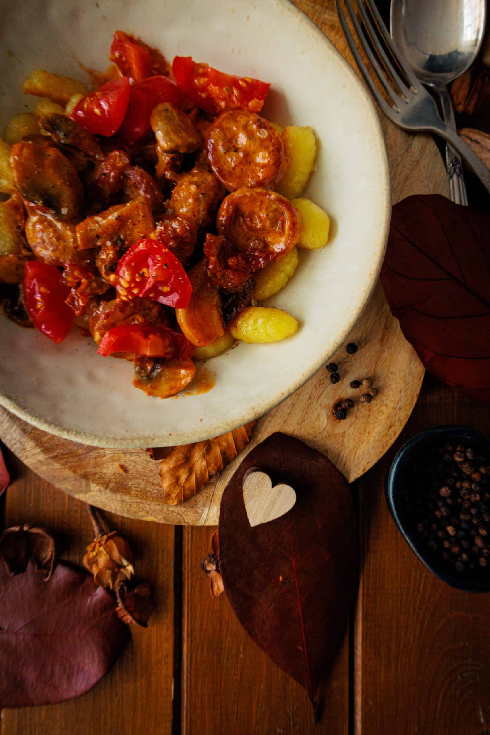 Gnocchis mit Salsiccia, Sahnesoße frischen Tomaten & Pilzen