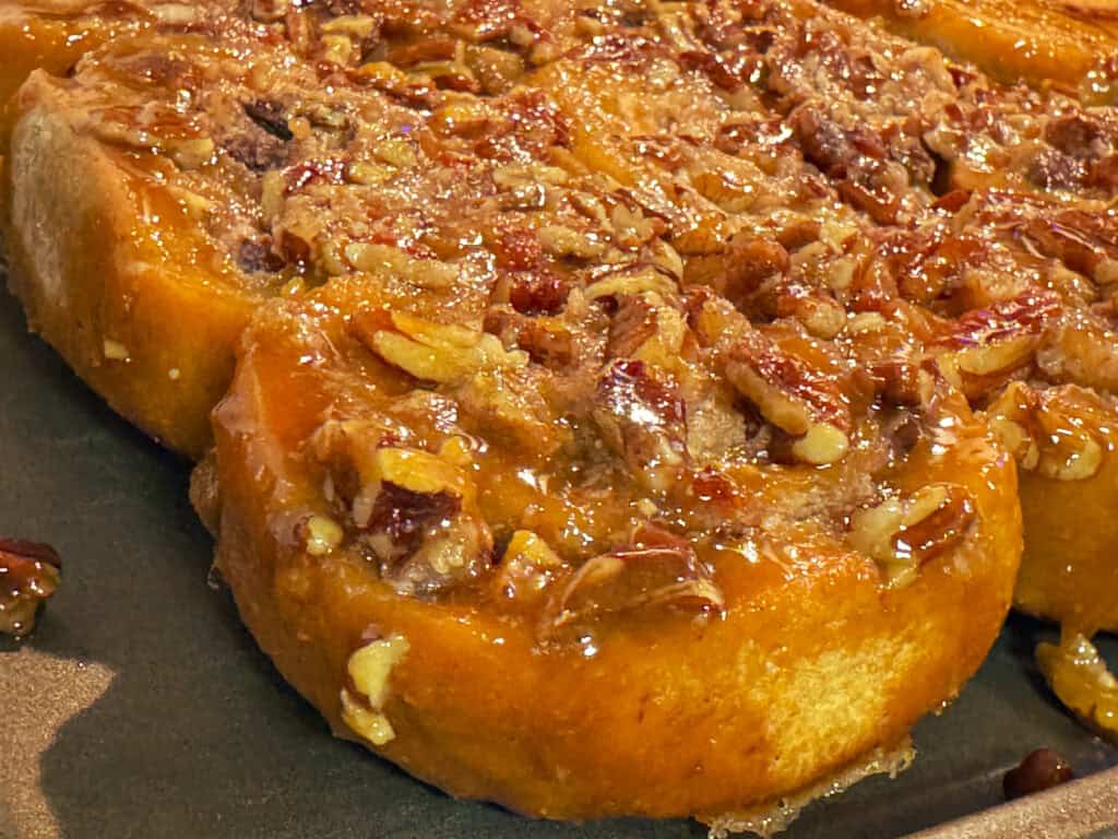Zimtschnecken mit Pecannüssen und Karamellsoße
