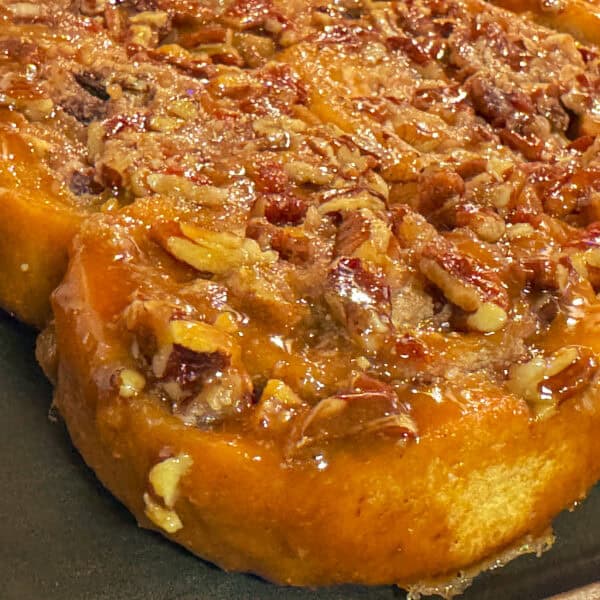 Zimtschnecken mit Pecannüssen und Karamellsoße