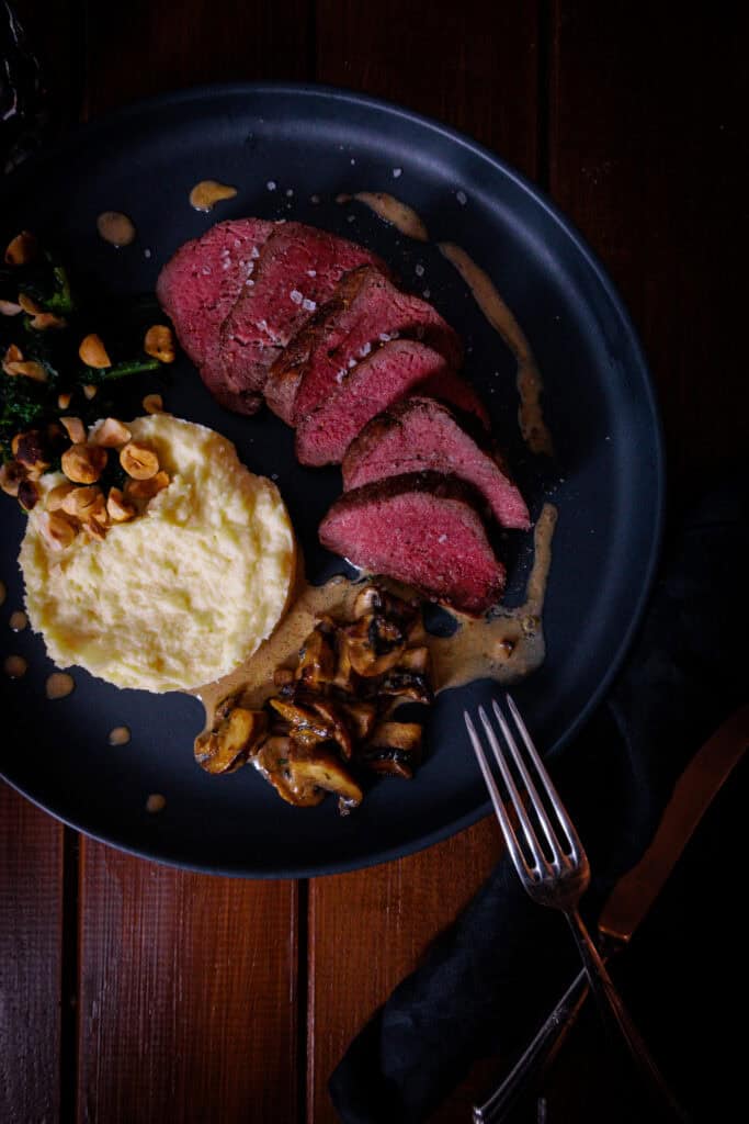 Rückwärtsgegartes Rinderfilet Pastinakenpüree Bimi Pilzrahmsoße