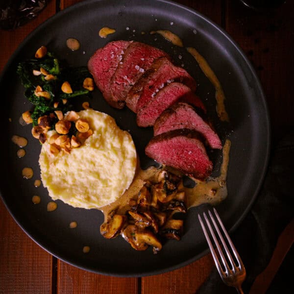 Rückwärtsgegartes Rinderfilet Pastinakenpüree Bimi Pilzrahmsoße