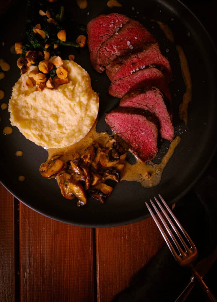 Rückwärtsgegartes Rinderfilet Pastinakenpüree Bimi Pilzrahmsoße
