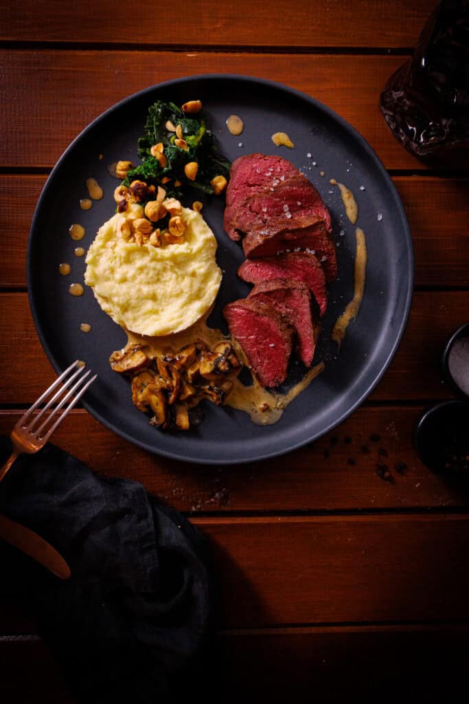 Rückwärtsgegartes Rinderfilet Pastinakenpüree Bimi Pilzrahmsoße