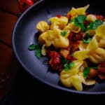 Mediterrane Fagottini mit Gemüse-Soße