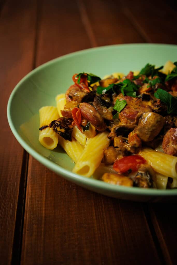Rigatoni mit Salsiccia, Sahnesoße, frischen Zucchini, Tomaten & Pilzen