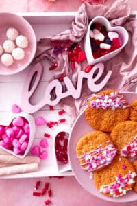 Weiße Cookies mit weißen Schokochunks