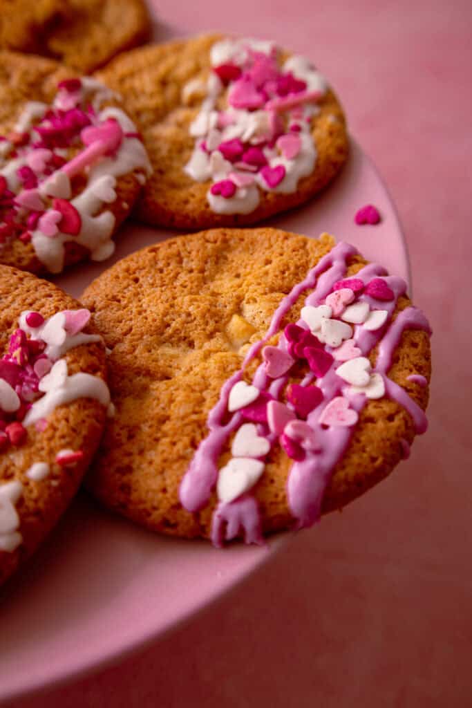 Weiße Cookies mit weißen Schokochunks