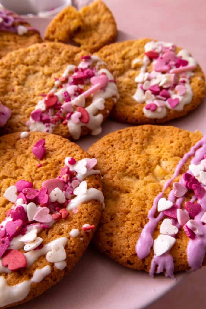 Weiße Cookies mit weißen Schokochunks